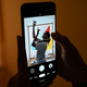 Observa lo oscura que está la habitación y lo que se puede ver a través de la app de cámara del Pixel 4.